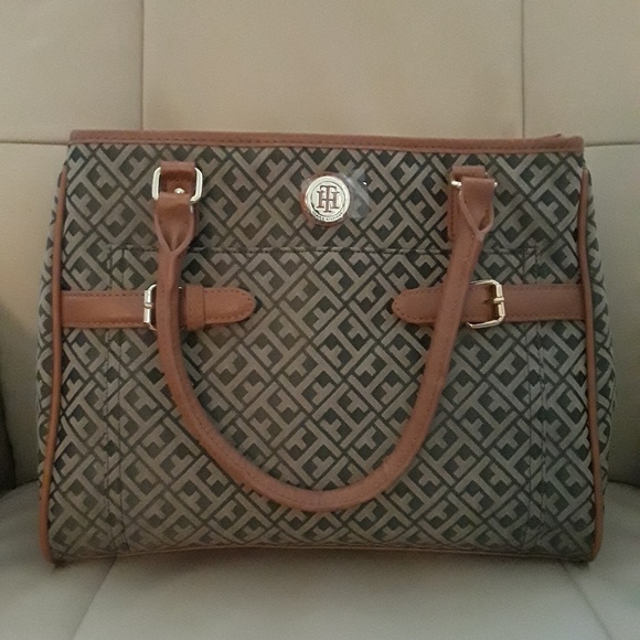 Tommy Hilfiger Handbags - Tommy Hilfiger Handbag (New with a tag)
